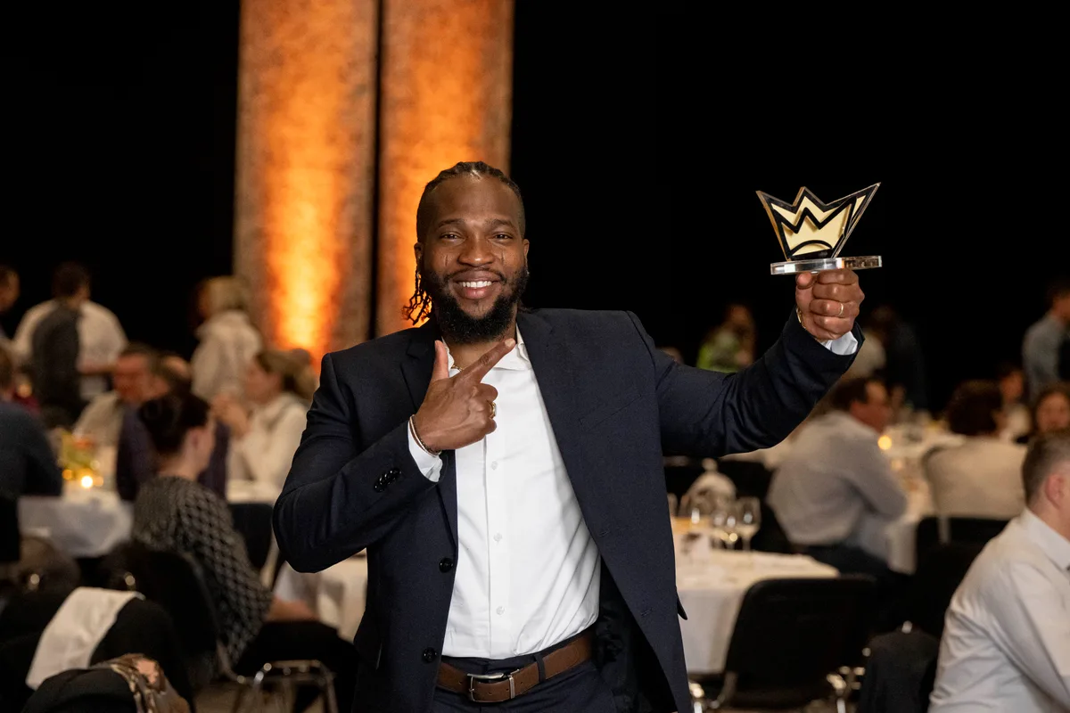 Man sieht Babatunde Adewale mit dem Pokal in der Hand.